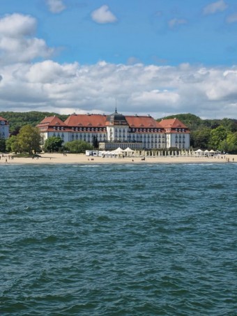 18858